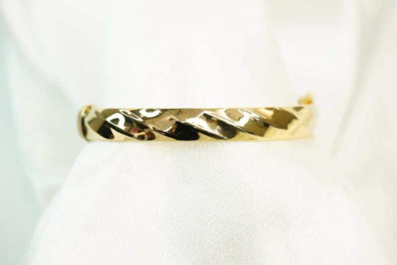 Haze quartz bracelet-14k Plane with Diagonal Lines Bangle Bracelet