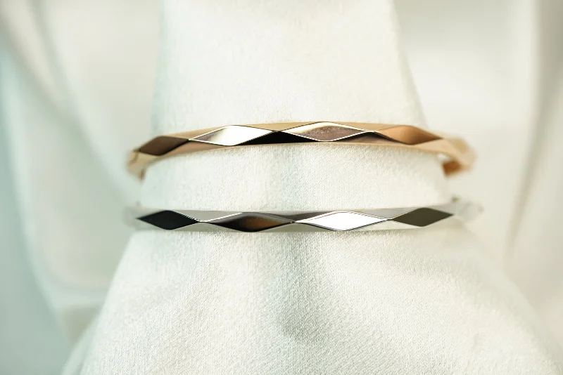 Contrast metal bracelet-14k Three Gold Bangle