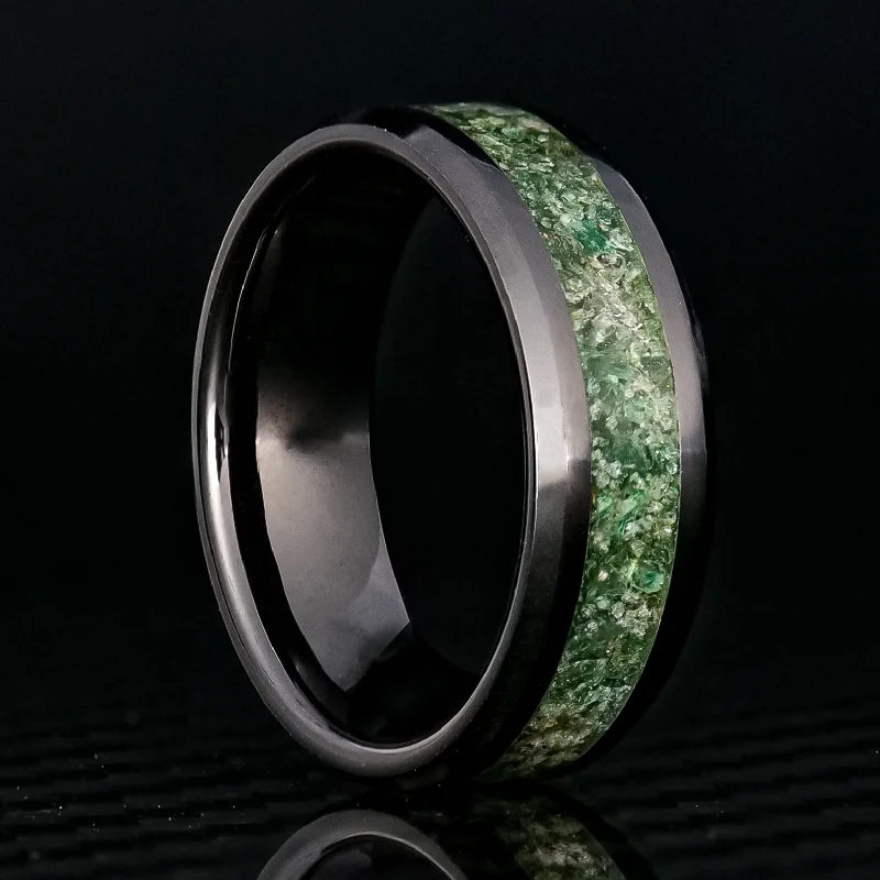 Gill slit ring-Emerald Glowstone Ring on Black Ceramic